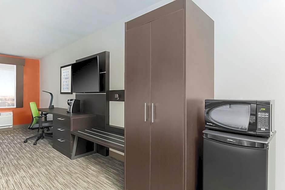 Holiday Inn Express & Suites Chicago OHare Airport, an IHG Hotel By IHG