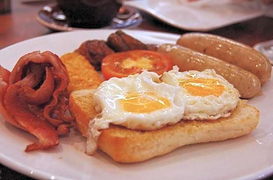 Colonial Square Inn & Suites