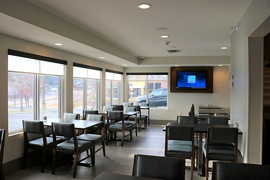 Holiday Inn Express & Suites Marquette By IHG