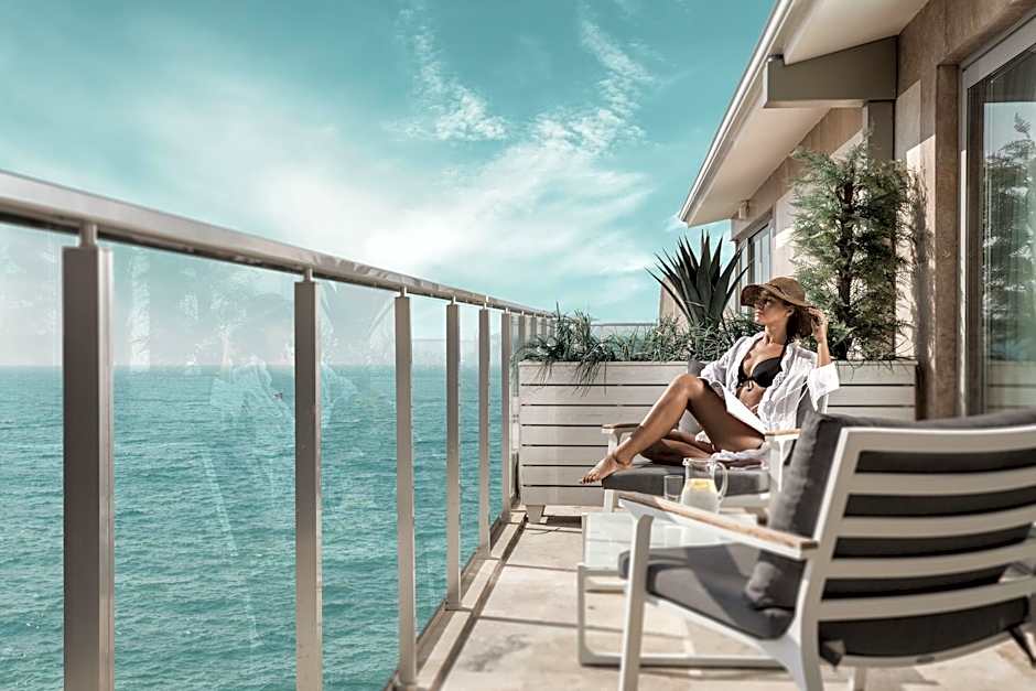 Charisma De Luxe Hotel