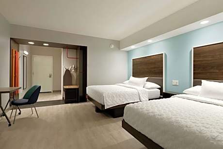 Queen Room with Two Queen Beds and Roll-In Shower - Mobility Access