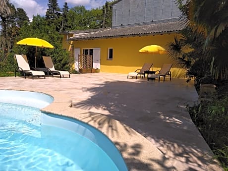 Apartment with Pool View