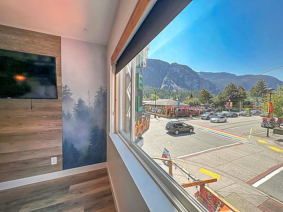 Crash Hotel Squamish