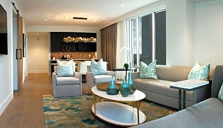 1 King 1 Bedroom Travis Suite