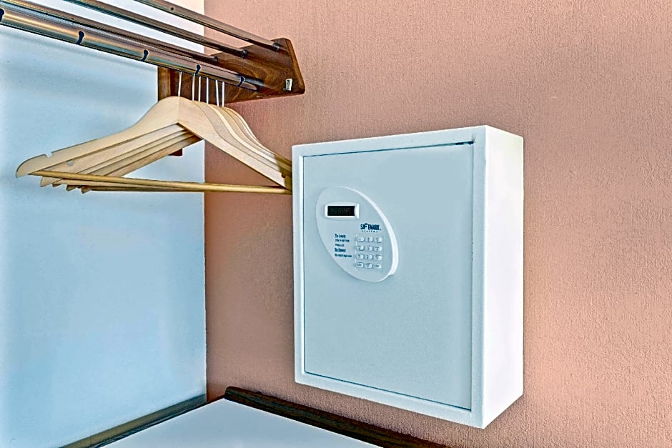 Days Inn by Wyndham Overland Park