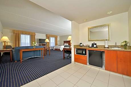 Queen Studio Suite with Two Queen Beds - Non-Smoking