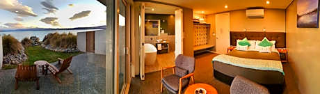 Deluxe King Room with Courtyard and Lake View