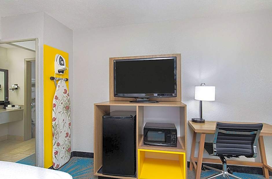 Days Inn by Wyndham Savannah