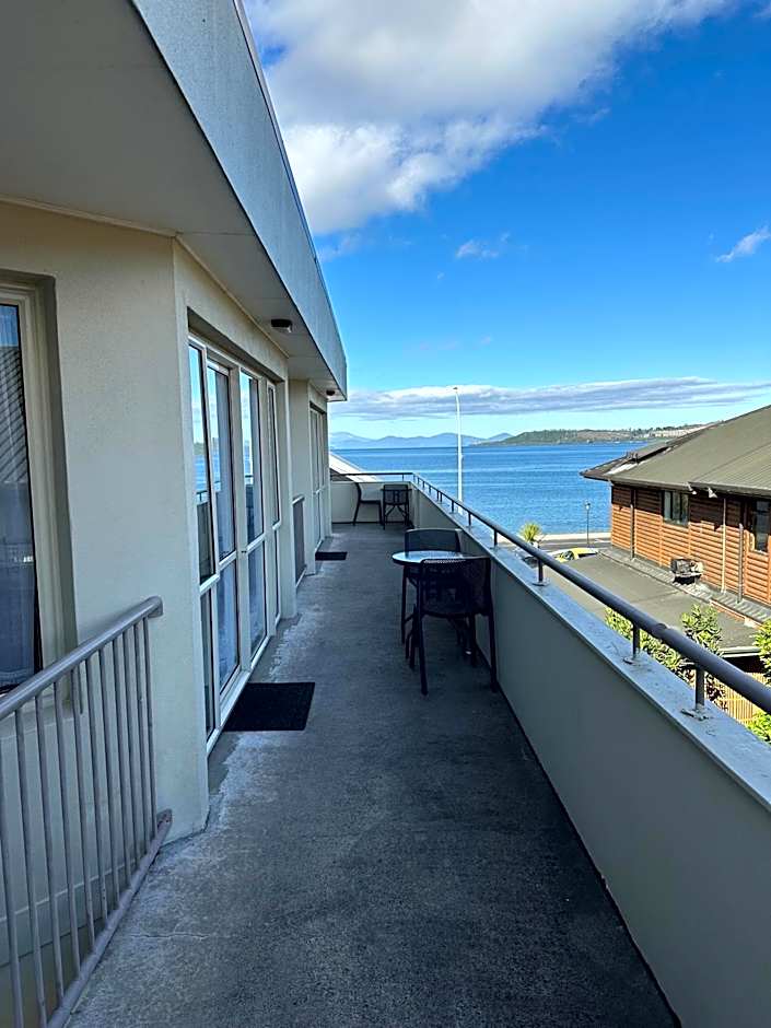 Baycourt Lakefront Motel