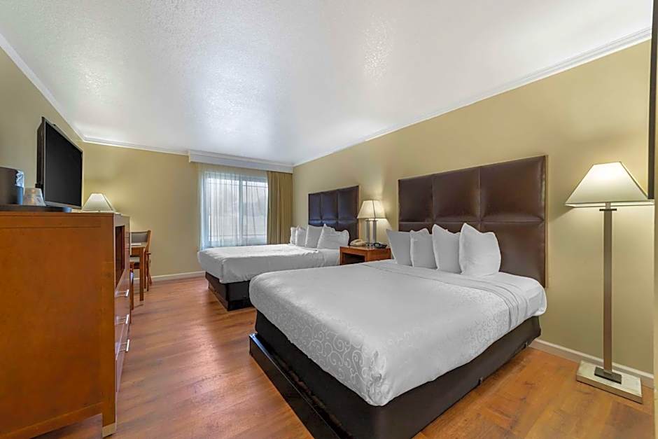Best Western Plus Northwoods Inn