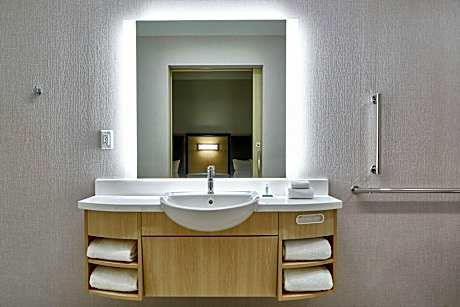 Studio with Two Queen Beds, Partial Ocean View, Bathtub, Trundle Sofa and Balcony - Mobility Access/Hearing Accessible