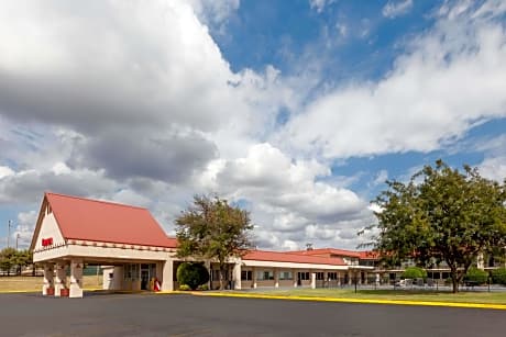 Ramada by Wyndham Clinton