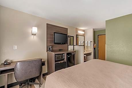 King Room - Non Smoking/Ground floor/Interior Hall
