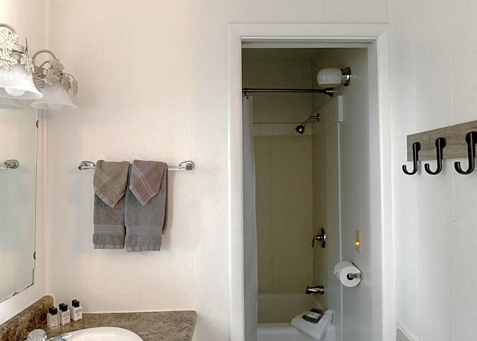 East Side Motel & Cabins