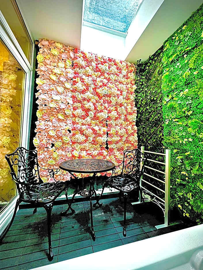 Duke and Duchess Apartments and Rooms - Private in Room Hot Tub Suites