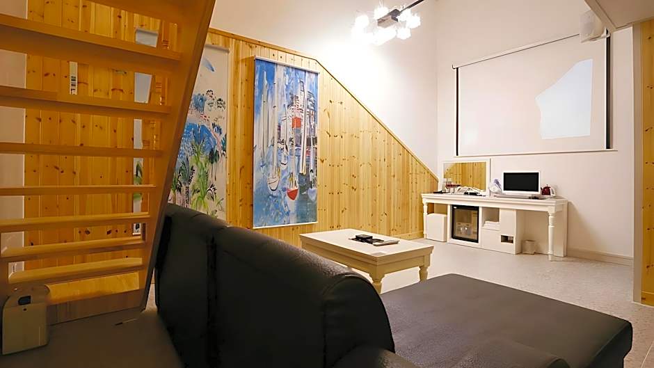 Photo 1 of 5 of 1 Double Bed and 1 Twin Bed