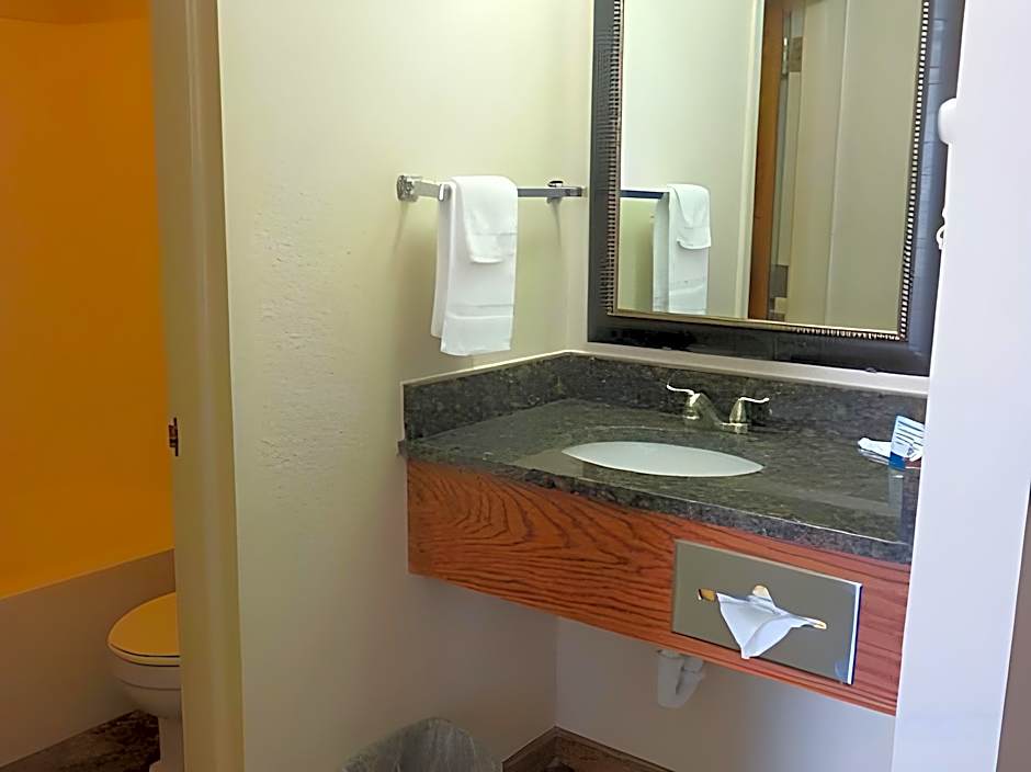 Baymont Inn & Suites by Wyndham Fargo
