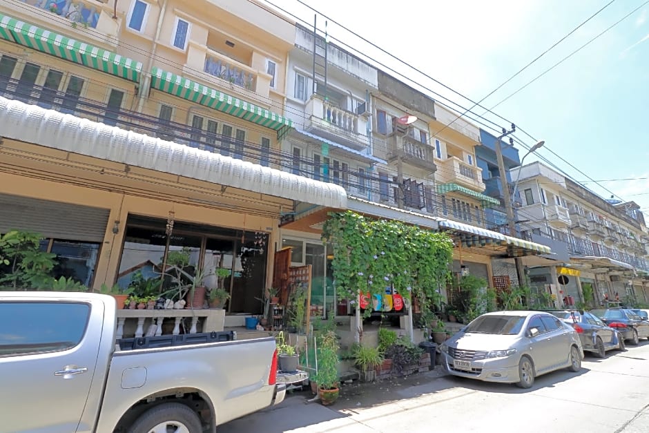 OYO 872 Saen Sabai Hostel