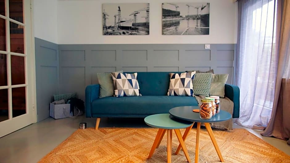 Houseboat apartment with water terrace, free bikes & fast wifi