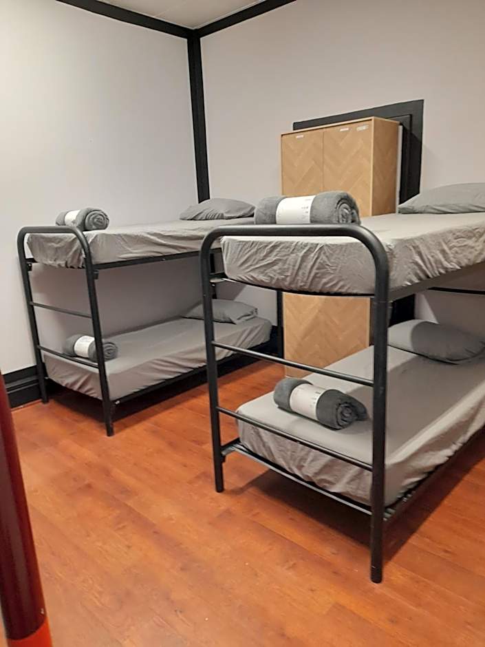 Ozi Inn Backpackers - Perth -Valid International Passport Required