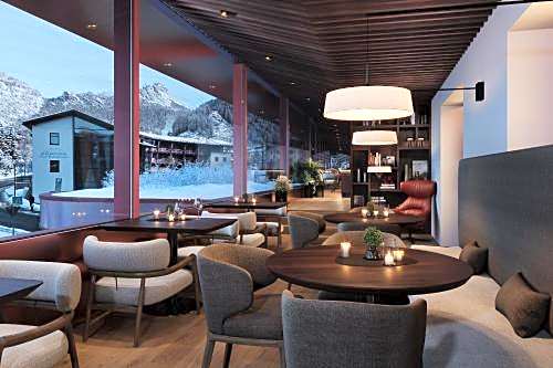 The Oswald Grand Hotel