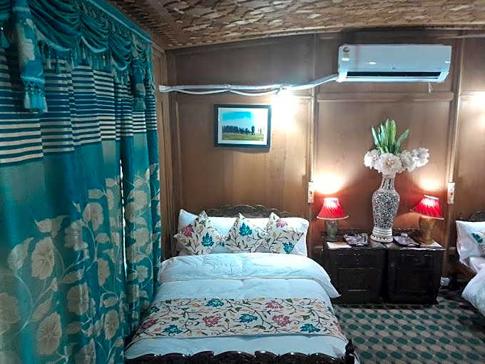 Swan Group of Houseboats, Golden Dal Lake