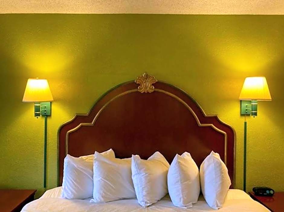 Travelodge by Wyndham Sellersburg / Louisville North