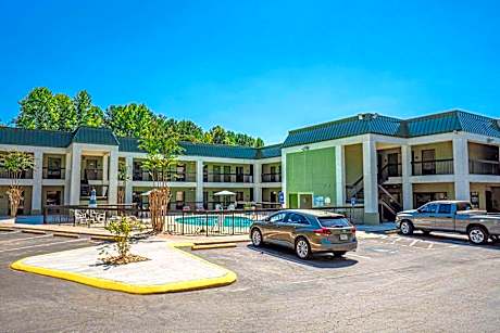 Quality Inn & Suites Near Six Flags - Austell
