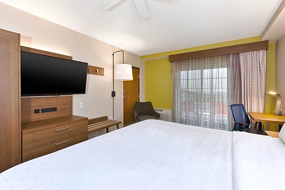 Holiday Inn Express & Suites Petoskey by IHG