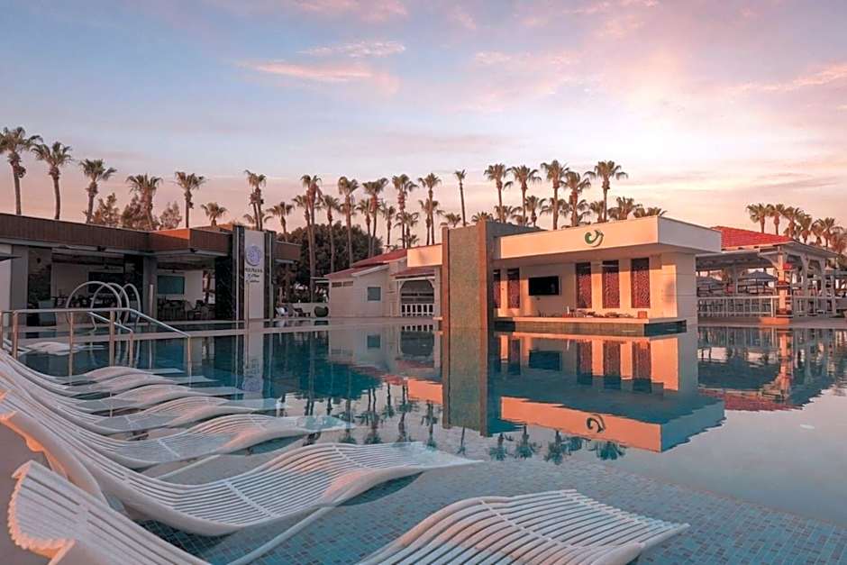 Cavo Maris Beach Hotel