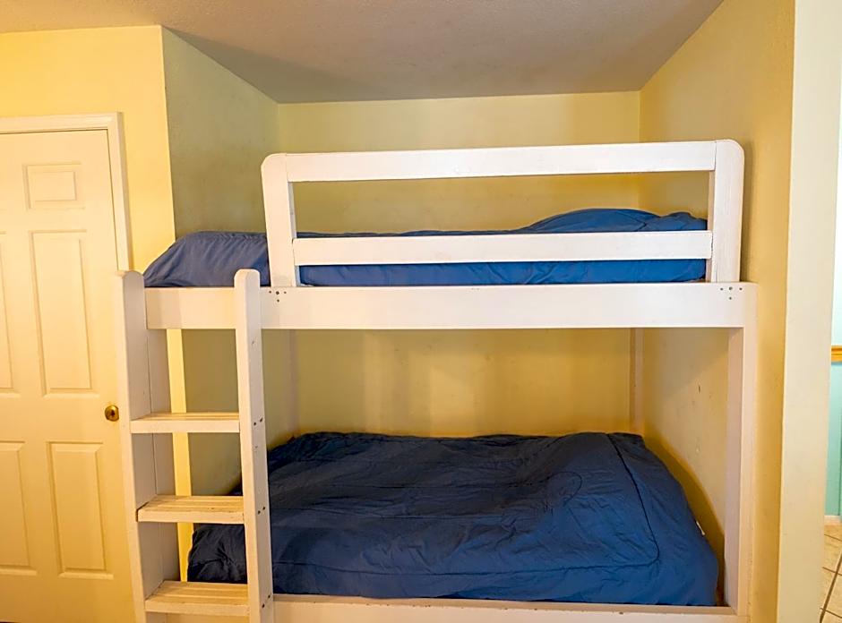 Charming SPI family condo - walking distance to the beach, Sleeps 6, Third Floor, 2026 Traveler Award