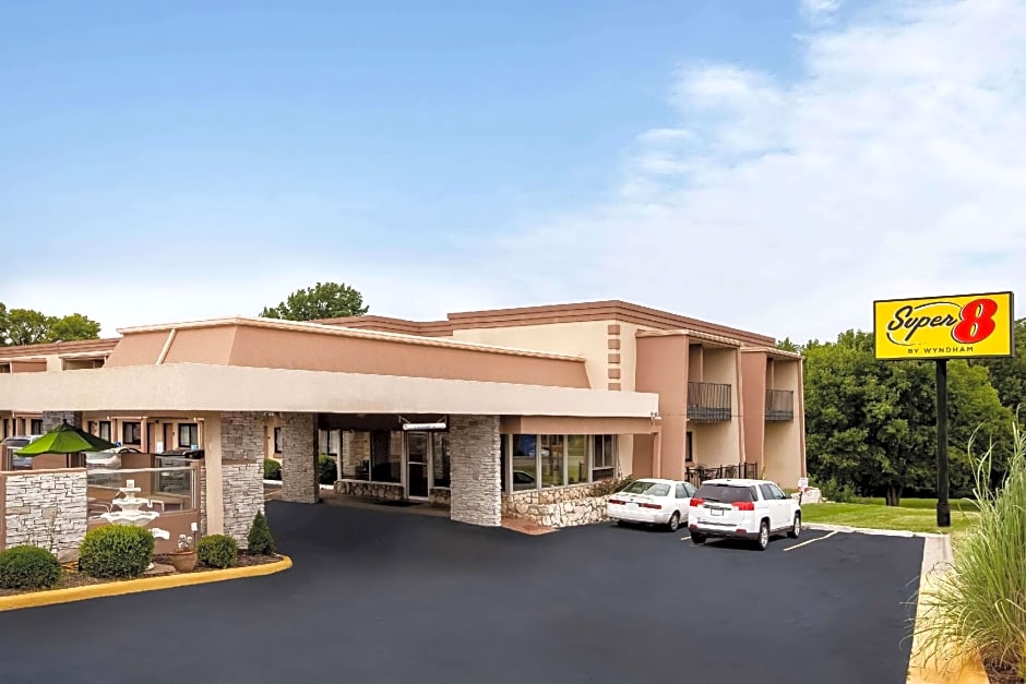 Super 8 by Wyndham Lawrence