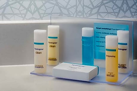 2 Queens Mobility Access W/Tub Nonsmoking