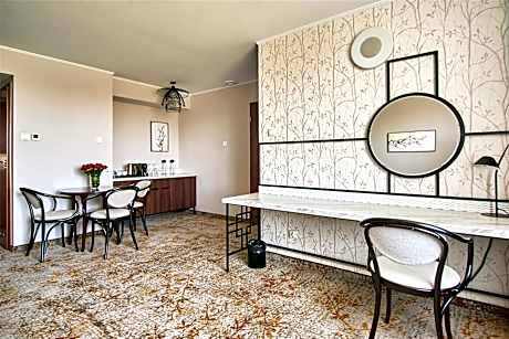 Junior Suite - 1 King Bed 1 Sofa Bed Free Wifi Bathtub