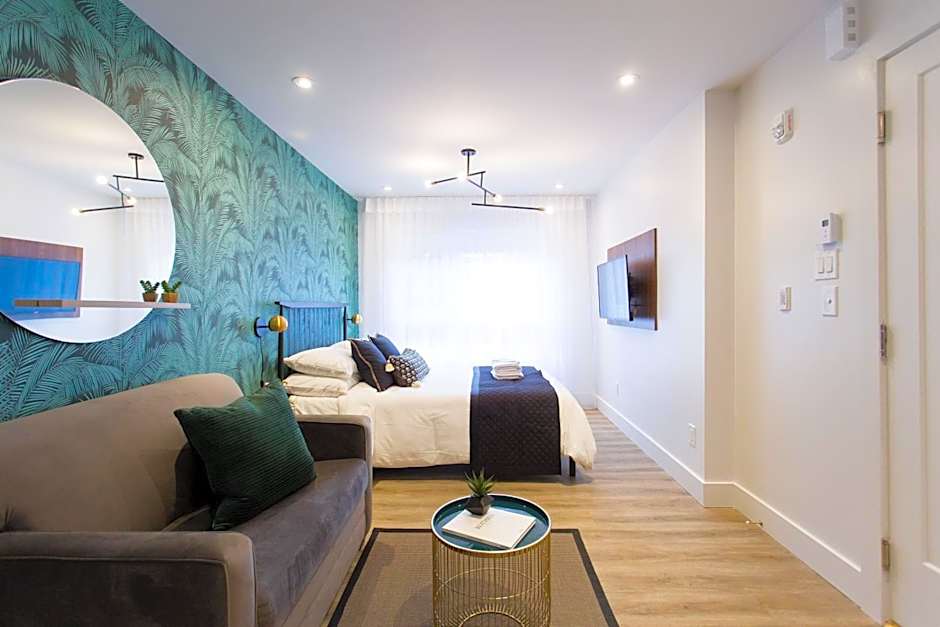 Studio Palms Steps from JeanTalon Market Full Bath by Den Stays