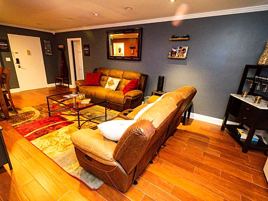 Perfect DTWN 2 Bed Condo with Cali King Bed and Gym