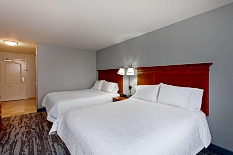 2 QUEEN BEDS NONSMOKING FREE WI-FI/37 IN HDTV/ HOT BREAKFAST INCLUDED