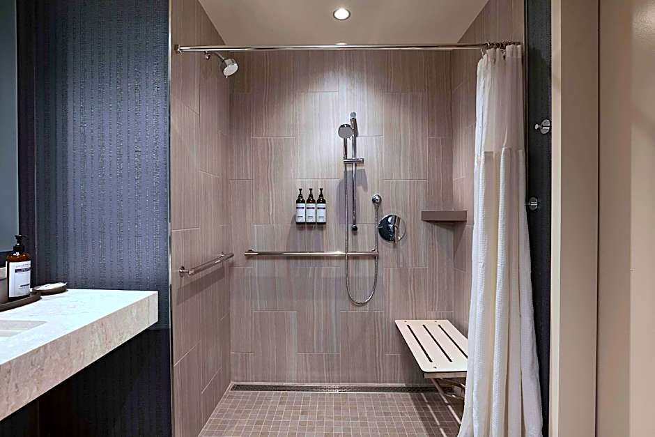 Foto 1 de 3 de Accessible Premium Suite With Rollin Shower