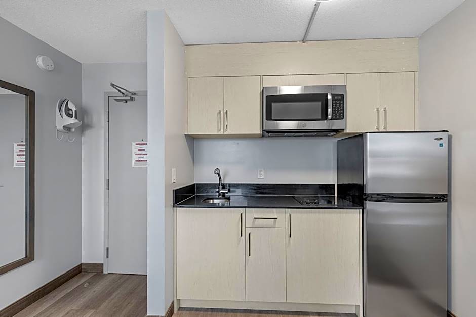 Emerald Hotel & Suites Calgary Airport