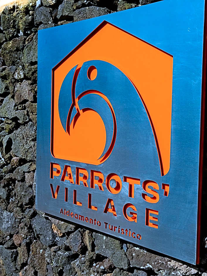 Parrots`Village