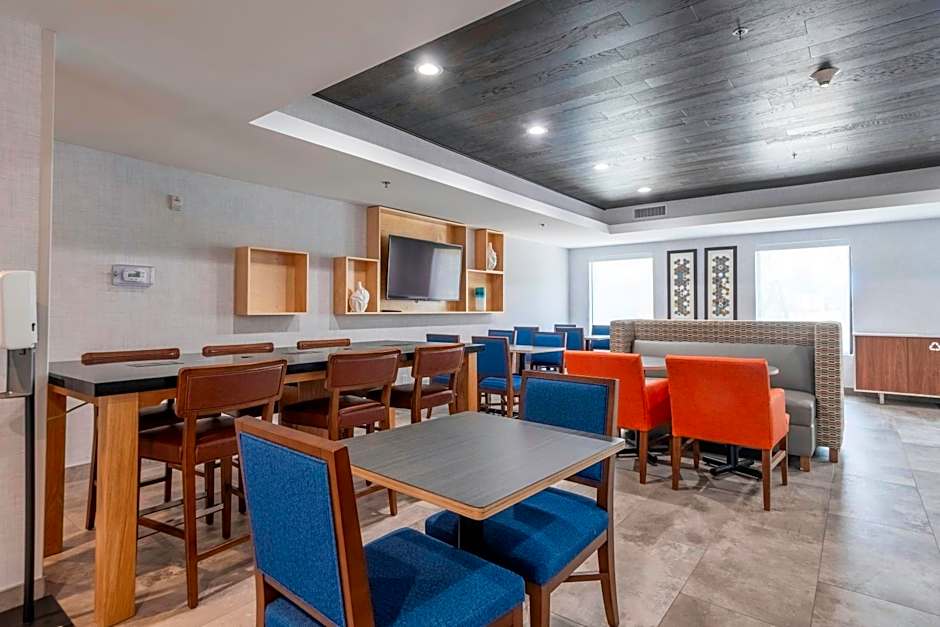 Holiday Inn Express Hotel & Suites Petersburg/Dinwiddie By IHG