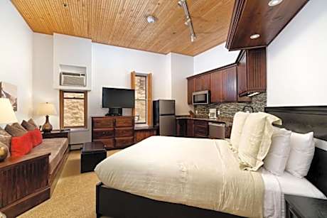 Independence Square 210, Beautiful Studio with Kitchenette, Great Location in Downtown Aspen