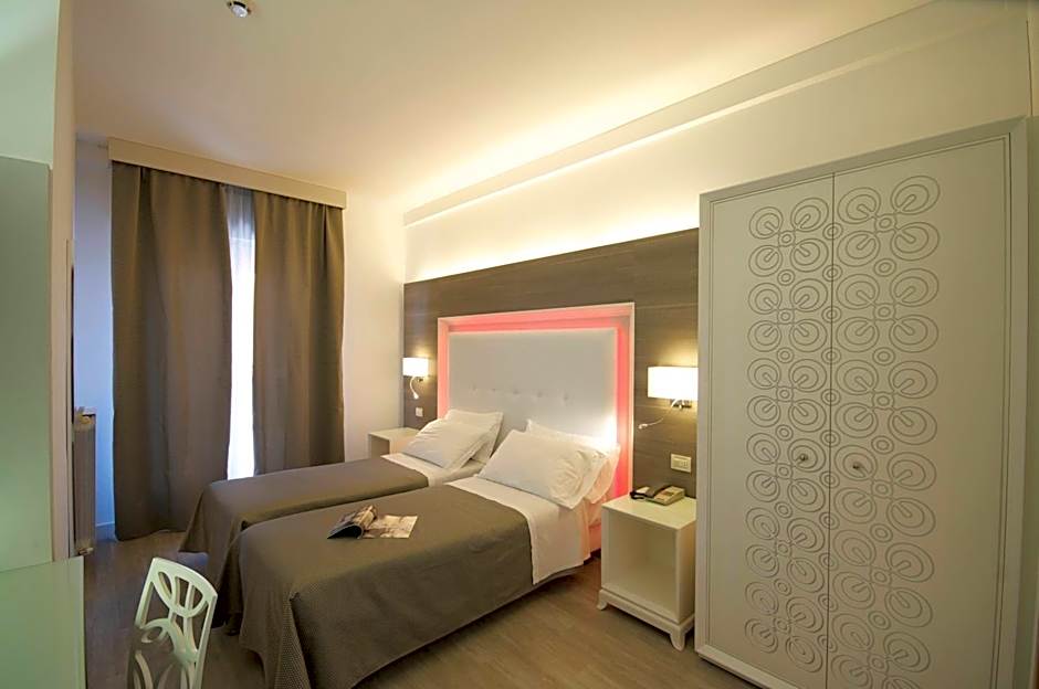 Zdjęcie 1 z 10 — Deluxe 1 Double Bed or 2 Beds