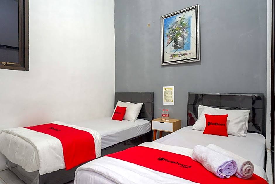 RedDoorz Syariah near Alun Alun Kajen