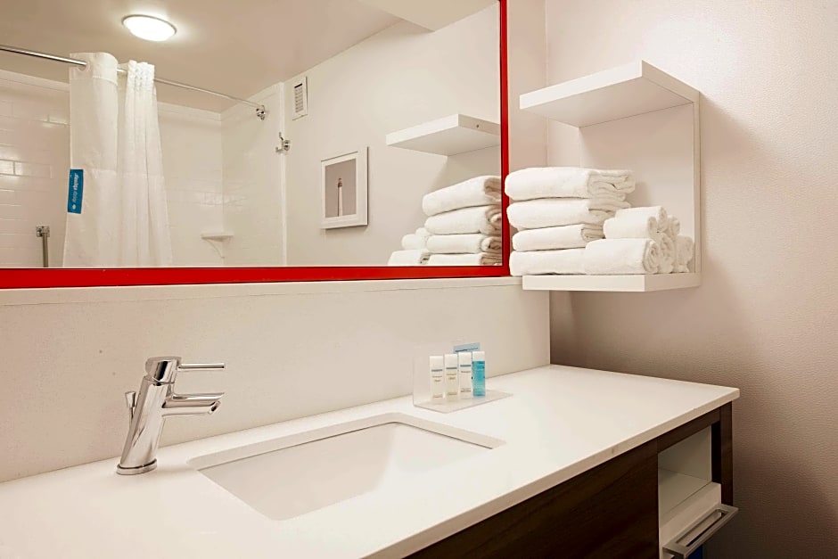 Photo 1 of 5 of 1 King Bed, Mobility Accessible, Roll in Shower