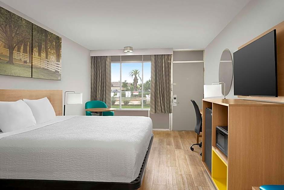 Days Inn by Wyndham Lake City I-75