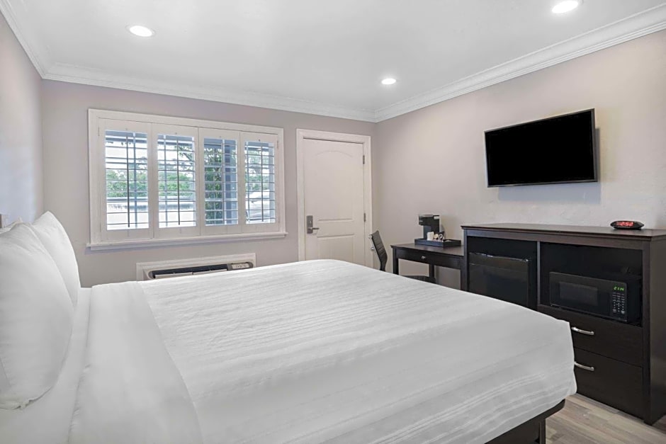 Aura Inn Monterey