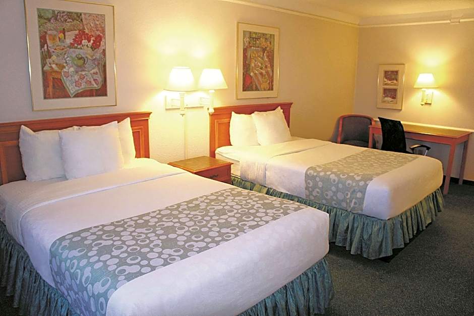 La Quinta Inn & Suites by Wyndham Kansas City Lenexa