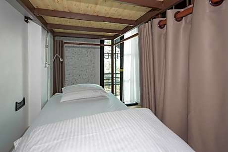 Bunk Bed in Mixed Dormitory Room