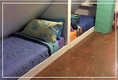 Single Bed in Mixed Dormitory Room with Shared Bathroom